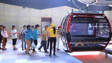 Du khách xếp hàng lên cáp treo khám phá danh thắng núi Bà Đen.