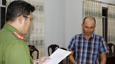 Cơ quan CSĐT đọc lệnh khởi tố đối với Chung Hoàng Chương. - Ảnh: Dân Trí