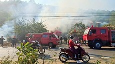 Lực lượng chức năng điều 2 xe cứu hỏa cùng hàng chục chiến tới hiện trường cứu hộ