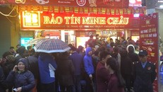 Người dân Hà Nội xếp hàng từ sáng sớm để mua vàng ngày vía Thần Tài