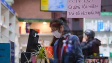 Trong dịch cúm do virus corona, nhiều nhà thuốc treo biển hết hàng khẩu trang. - Ảnh: Zing.vn