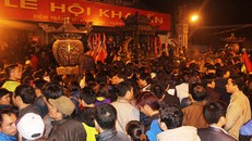 Cảnh biển người chen nhau trong đêm Khai Ấn đền Trần năm 2019. - Ảnh: Người Lao Động