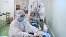 Cận cảnh quy trình sản xuất khẩu trang y tế thời dịch corona