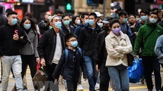 Đeo khẩu trang phòng lây nhiễm virus corona tại Hong Kong, Trung Quốc. (Ảnh: AFP/TTXVN)