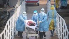 Nhân viên y tế chuyển bệnh nhân nhiễm virus corona chủng mới tới điều trị tại bệnh viện dã chiến Hỏa Thần Sơn ở Vũ Hán. (Ảnh: THX/TTXVN)