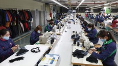 Các nhân viên trong dây chuyền đang cấp tập sản xuất tại nhà máy ở Thái Nguyên ngày 6/2. - Ảnh: Ngọc Thành.