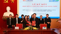 Đại diện SHB – bà Ngô Thu Hà, Phó Tổng Giám đốc và ông Phan Thanh Hà – Giám đốc Quỹ phát triển DNNVV ký thỏa thuận hợp tác