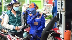 Giá xăng giảm mạnh. - Ảnh minh họa