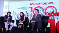 Các diễn giả hào hứng trong phiên thảo luận “Bảo vệ sức khỏe 100% mới là đủ” (Từ trái sang phải: TS Lê Thẩm Dương, Nhà Văn Trang Hạ, PGS.TS.BS Nguyễn Đình Tùng, Phó giám đốc Trung tâm Ung bướu, BV Trung ương Huế)