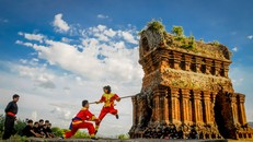 Tháp Đôi cổ của người Chăm cũng là một điểm đến thú vị với những ai muốn tìm hiểu thêm về văn hóa, lịch sử của vùng đất xứ Nẫu này