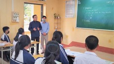 Ông Phạm Khương Duy, Phó giám đốc Sở GD&ĐT Vĩnh Phúc cùng lãnh đạo Phòng Chính trị, tư tưởng đến trường THPT Võ Thị Sáu (huyện Bình Xuyên). - Ảnh: VTC News