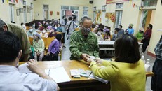 Người dân thôn Nhân Nghĩa, xã Sơn Lôi tập trung tại nhà văn hóa thôn nhận tiền hỗ trợ.