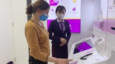 Tư vấn viên và khách hàng được trang bị khẩu trang