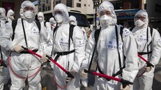 Binh sỹ Hàn Quốc phun thuốc khử trùng nhằm ngăn chặn sự lây lan của dịch COVID-19 tại thành phố Daegu. (Ảnh: TTXVN)