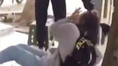 Nữ sinh lớp 10 bị bạn cùng trường tát, đá tới tấp vào mặt gây phẫn nộ