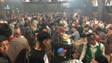 Khung cảnh sôi động tại một quán bar ở TPHCM. - Ảnh: Dân Trí