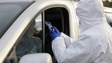 Nhân viên biên phòng Ba Lan kiểm tra thân nhiệt của một lái xe tại khu vực biên giới Ba Lan-Slovakia ngày 11/3. (Nguồn: PAP/TTXVN)