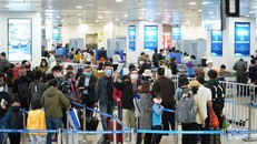 Tiến hành đo thân nhiệt, phân luồng người nhập cảnh ngay sau khi xuống máy bay