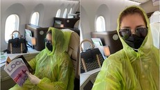 Áo mưa dùng một lần có đủ sức ngăn ngừa Covid-19?