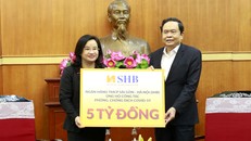 Đại diện Tập đoàn T&T Group trao ủng hộ 5 tỷ đồng cho công tác phòng chống dịch COVID-19