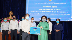 Đại diện Vinamilk trao tặng sản phẩm dinh dưỡng trị giá 1 tỷ đồng để hỗ trợ đội ngũ cán bộ y tế tuyến đầu chống dịch của TP.HCM