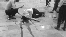 Nạn nhân nằm gục trên vũng máu ở phố đi bộ Tam Bạc