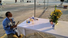 Thỏa theo nguyện vọng ông của ông Sỹ, các cán bộ đã lập giúp ông một bàn thờ vọng để ông thắp nén hương cho cha mình