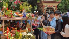 Không đeo khẩu trang, chen chúc lễ Phủ Tây Hồ bất chấp dịch Covid-19