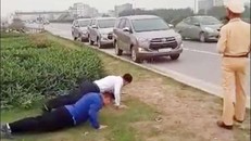 CSGT phạt tài xế chống đẩy giữa đường vì không đeo khẩu trang phòng COVID-19?