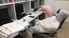 Những hình ảnh đầy cảm động trong khu vực 'nội bất xuất, ngoại bất nhập' giữa ổ dịch lớn nhất Thủ đô