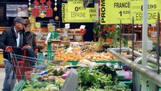 Người dân mua hàng tại chuỗi siêu thị Auchan ở Saint-Sebastien-sur-Loire, miền Tây Pháp. (Ảnh: AFP/TTXVN)