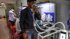 Máy thở cầm tay của công ty AgVa. (Nguồn: AFP)