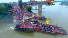 Hàng ngàn người ùn ùn đợi phà giữa thời dịch COVID-19