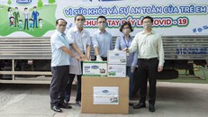 Đại diện Vinamilk trao tặng sữa, khẩu trang và xà phòng rửa tay cho Giám đốc Trung tâm Phục hồi chức năng và trợ giúp trẻ khuyết tật tại TP.HCM