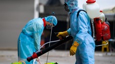 Phun khử trùng tại ổ dịch Hạ Lôi, Mê Linh, Hà Nội.