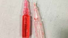 Hai anh em ruột tưởng ống thuốc chuột là thuốc bổ nên đã uống khiến một bé tử vong, một bé nguy kịch. - Ảnh: BSCC.