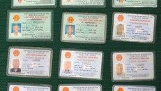 Trao trả 54 triệu đồng cho cụ ông ăn xin có 5 chứng minh thư, 7 thẻ căn cước