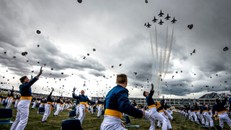 Lễ tốt nghiệp đặc biệt của học viên Không quân Mỹ giữa dịch COVID-19