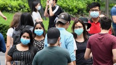 Người dân đeo khẩu trang phòng lây nhiễm COVID-19 tại Singapore ngày 5/4/2020. (Ảnh: AFP/TTXVN)