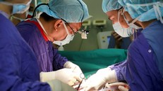 Xem xét phương án ghép phổi cho nam phi công người Anh mắc COVID-19