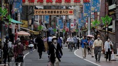 Người dân đeo khẩu trang phòng lây nhiễm COVID-19 tại Tokyo, Nhật Bản ngày 12/5/2020. (Ảnh: AFP/TTXVN)