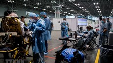 Lực lượng quân nhân Mỹ làm việc tại một trạm y tế ở New York. (Ảnh: AFP/TTXVN)