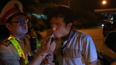 Sau nhiều lần thuyết phục, tài xế ô tô mới chịu thổi nồng độ cồn. (Ảnh: Cục CSGT)