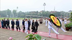 Chủ tịch Quốc hội Nguyễn Thị Kim Ngân, cùng các đồng chí lãnh đạo Đảng, Nhà nước, MTTQ Việt Nam đặt vòng hoa và vào lăng viếng Chủ tịch Hồ Chí Minh. - Ảnh: TTXVN