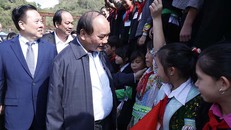 Thủ tướng Nguyễn Xuân Phúc thăm hỏi, tìm hiểu đời sống người dân tại xã Lý Bôn, huyện Bảo Lâm (tỉnh Cao Bằng), huyện có đông đồng bào dân tộc nhất, nghèo nhất, xa xôi nhất cả nước, ngày 8/1/2017. - Ảnh: VGP
