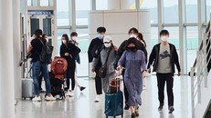 Hành khách đeo khẩu trang phòng lây nhiễm COVID-19 tại sân bay quốc tế Incheon, Hàn Quốc ngày 17/4/2020. (Nguồn: Yonhap/TTXVN)