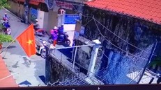 Vụ bé lớp 1 đứng ngoài cổng trường: Ban giám hiệu xin nhận trách nhiệm