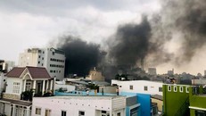 Khói đen bốc lên từ đám cháy. - Ảnh: Dân Trí