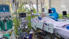 Bệnh nhân phi công người Anh đang được điều trị tại Bệnh viện Chợ Rẫy - Ảnh: Tuổi Trẻ