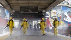 Phun thuốc khử trùng nhằm ngăn chặn sự lây lan của dịch COVID-19 tại Moskva, Nga ngày 19/5/2020. (Nguồn: THX/TTXVN)